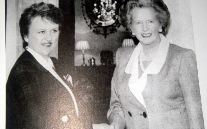 Kazimira Prunskienė ir Margaret Thatcher 1990 m, iliustracija iš knygos "Pirmoji diplomatinė pergalė"