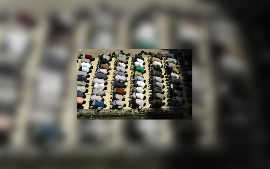 Musulmonai meldžias prie mečetės
