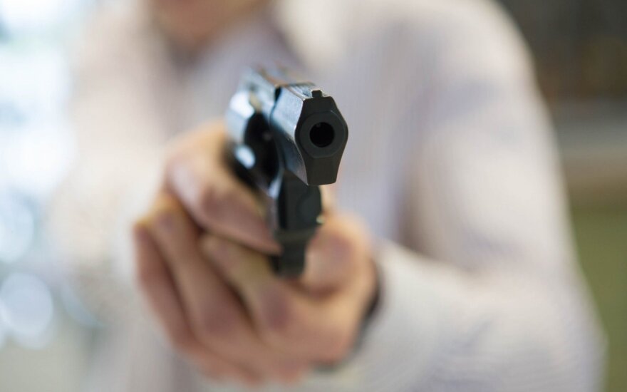 Kaune vyras per konfliktą užtaisė pistoletą ir nukreipė į paauglį