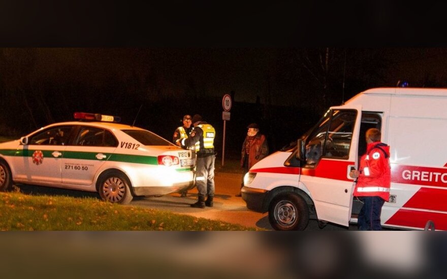 Kaunietis mušė greitosios pagalbos medikus, policininkui perpjovė pirštus