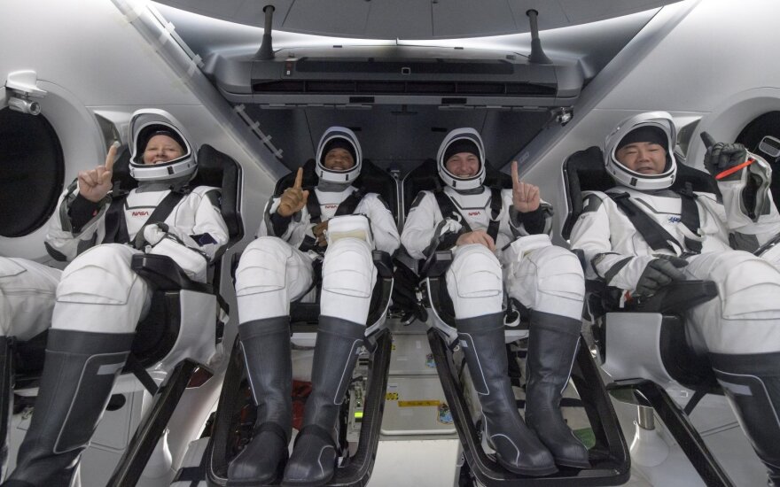 SpaceX Crew Dragon kapsulė su keturiais astronautais grįžo į Žemę