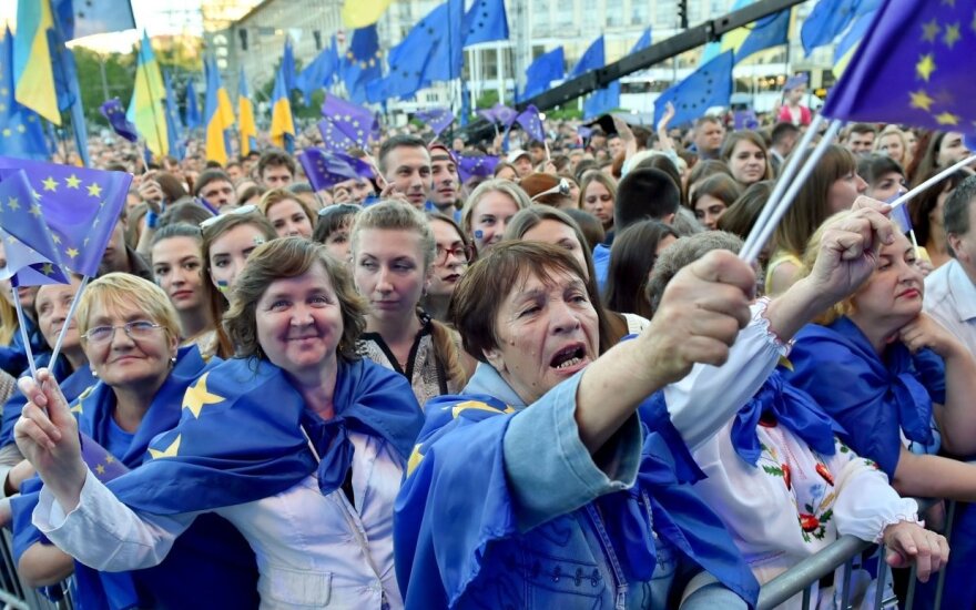 Ukrainos piliečiai ES galės keliauti be vizų