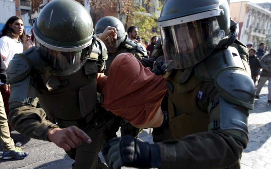 Per didelę demonstraciją prieš švietimo reformą Čilėje vėl kilo smurtiniai susirėmimai tarp demonstrantų ir policijos, praneša agentūra AFP.