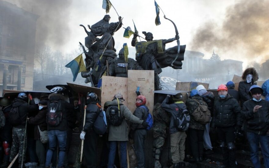 Ukraina: protestų teritorija plečiasi, skelbiamas visuotinis gedulas