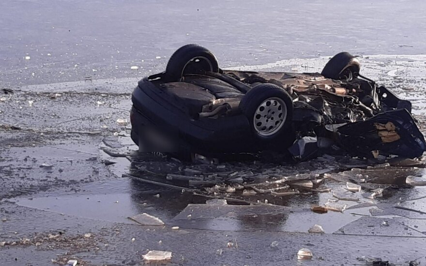 Tragiška avarija Šilutės rajone: griovyje su vandeniu apvirto automobilis, gelbėtojai traukia žuvusiojo kūną