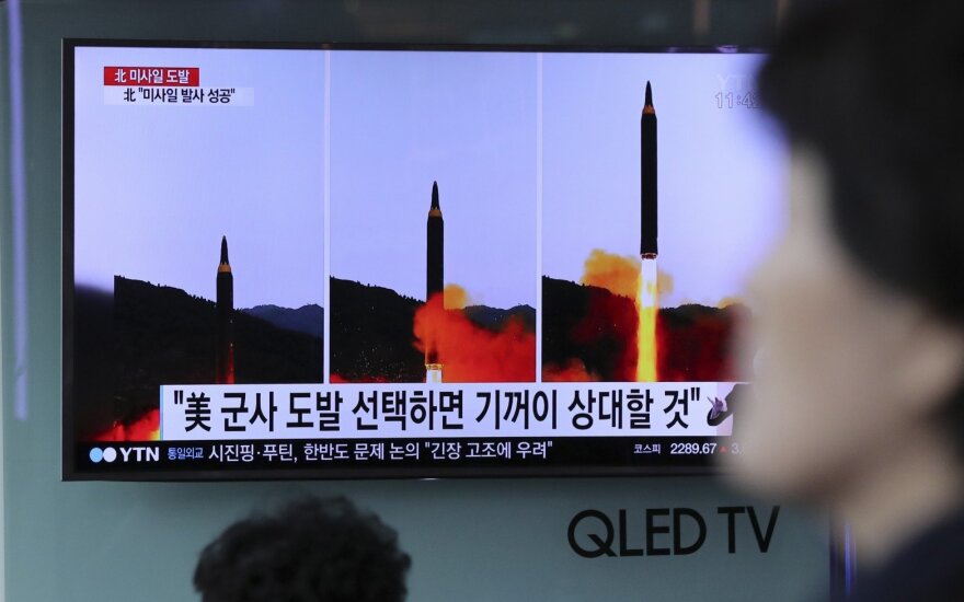 Naujosios Šiaurės Korėjos raketos kūrėjai Pchenjane pasveikinti kaip didvyriai