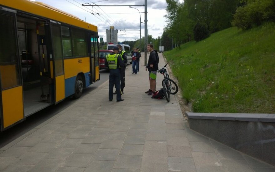Vilniuje dviratininkas partrenkė iš autobuso išlipantį žmogų