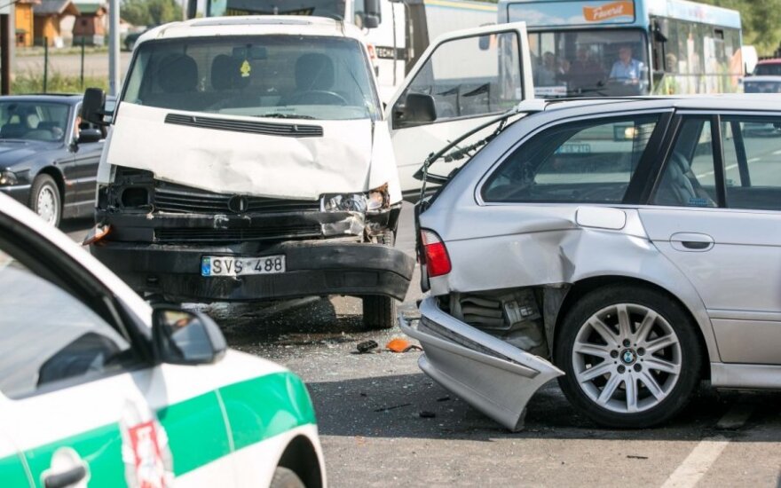 Vilniuje masinė avarija paralyžiavo eismą, stipriai sudaužytas BMW