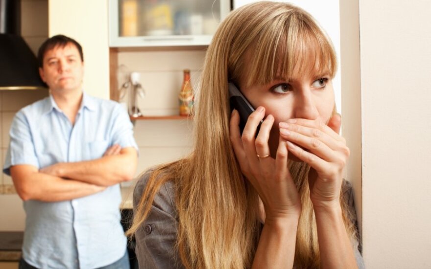 Tėvystės ginčijimas: ar sunku prisiteisti kompensaciją iš neištikimos žmonos
