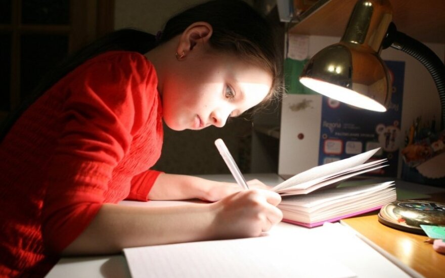 Kodėl tėvams nederėtų namų darbų daryti už vaiką