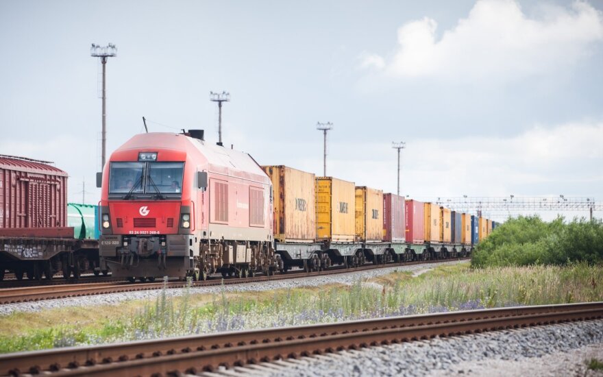 COVID-19 pandemijos kontekste konteinerinių krovinių pervežimas geležinkeliais turi didelį pranašumą (AB „Lietuvos geležinkeliai“ nuotr.)