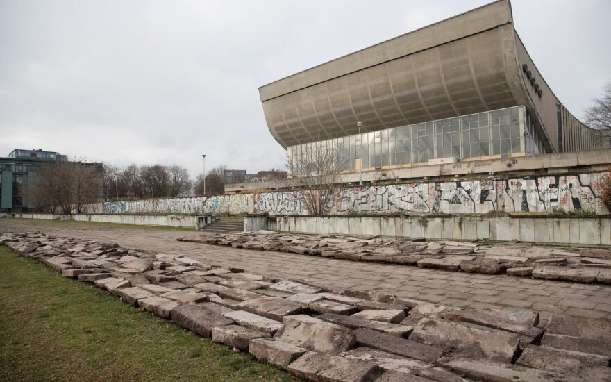 Antkapiai ir akmenys prie sporto rūmų