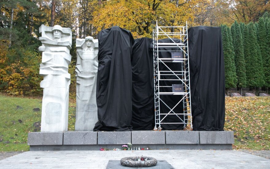 Vilnius Municipality covers monument to Soviet soldiers in Antakalnis Cemetery in black cloth
