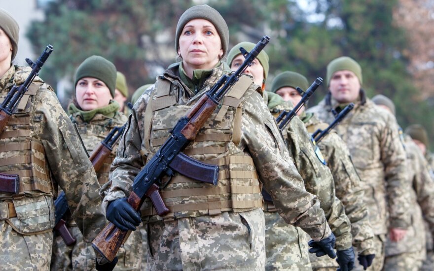 Ukrainos gynybos ministras: išbandomos moterų uniformos