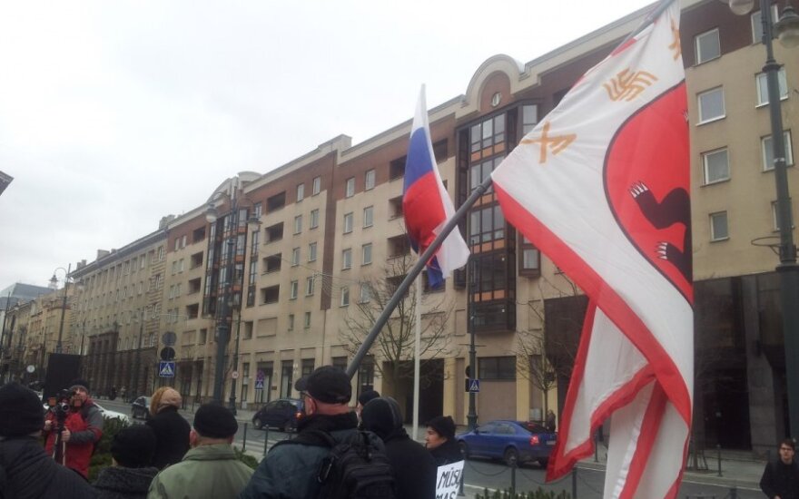 Radikalai prie Seimo mojavo Rusijos vėliava