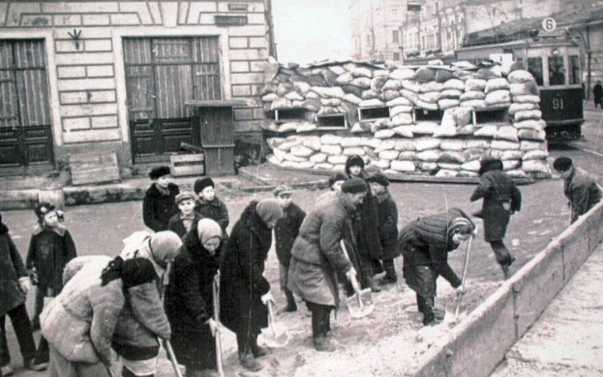 Moterys stato barikadą  Balčugo gatvėje Maskvoje. 1941 m. ruduo