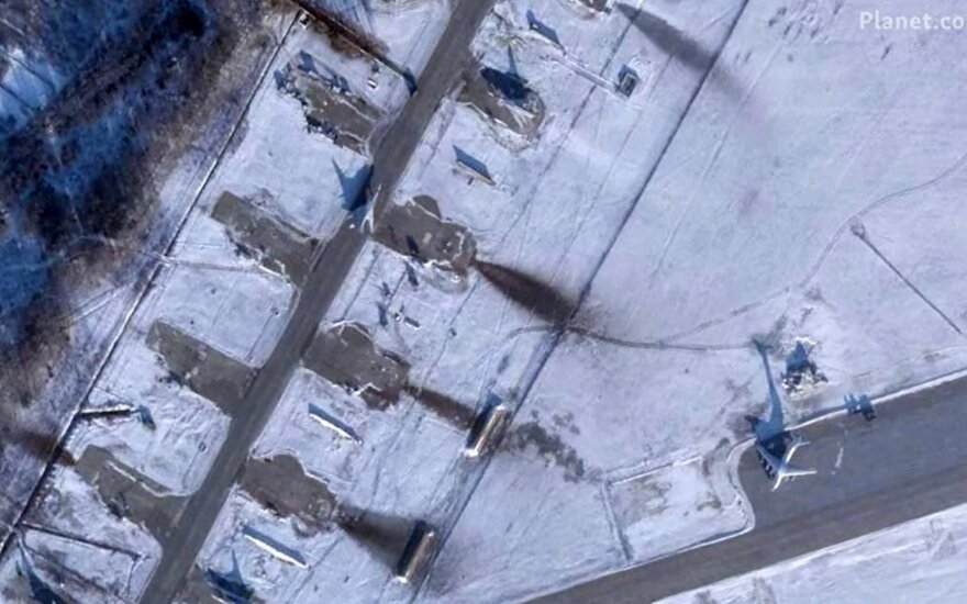 Iš atakuoto Rusijos aerodromo dingo 9 bombonešiai
