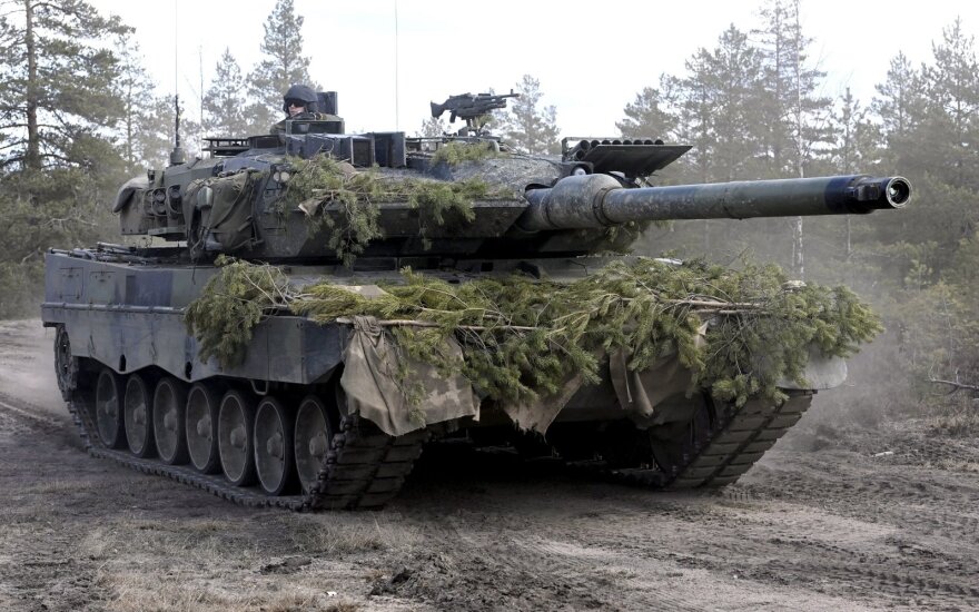 Apklausa: dauguma vokiečių pritaria tankų „Leopard 2“ tiekimui Ukrainos ginkluotosioms pajėgoms