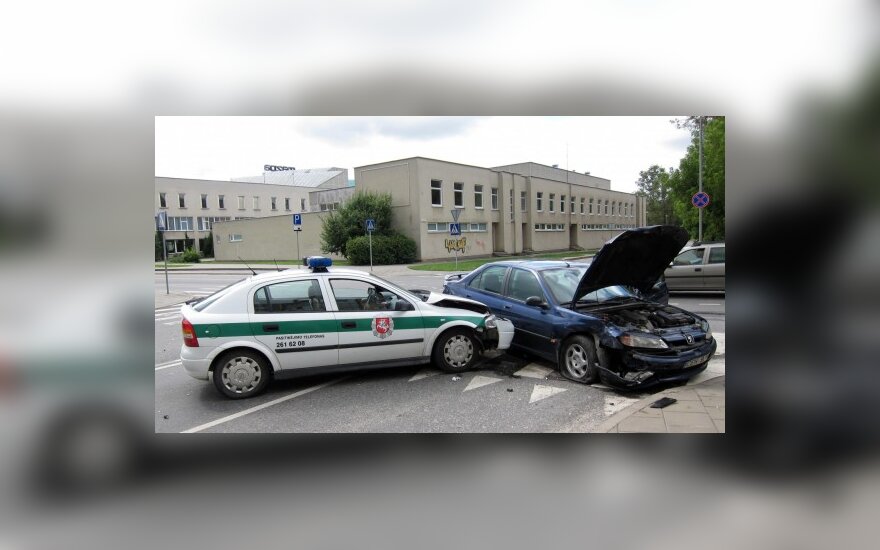 „Klevo lapas“ sankryžoje tėškėsi į „Audi“, o paskui į policijos automobilį