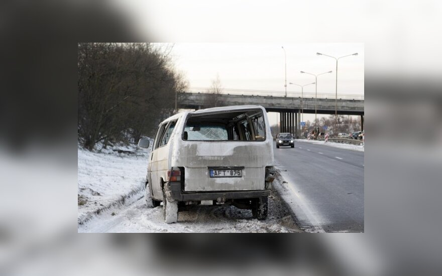 Vilniuje autobusiukas nučiuožė nuo slidžios gatvės ir nukrito nuo šlaito