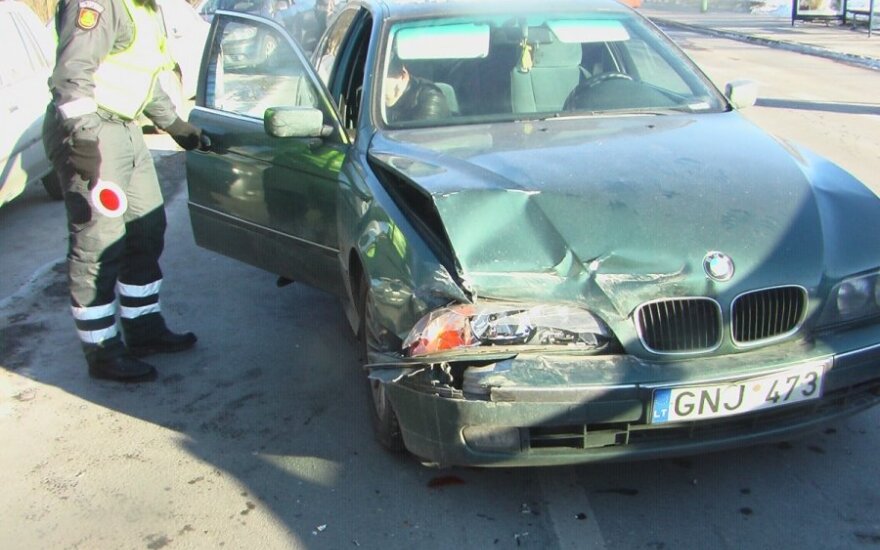 Avariją su BMW padariusi blondinė buvo visiškai girta