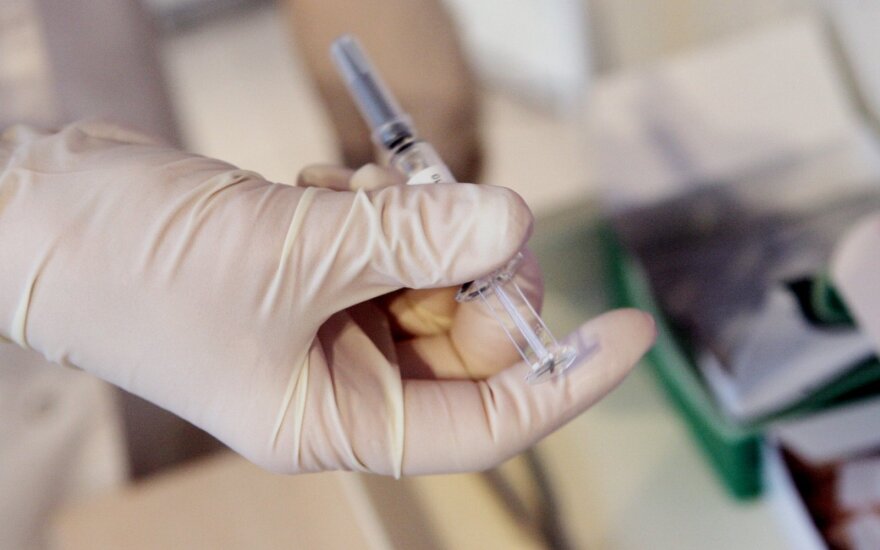 Kinijos kompanija teigia sėkmingai su žmonėmis išbandžiusi antrą vakciną nuo koronaviruso