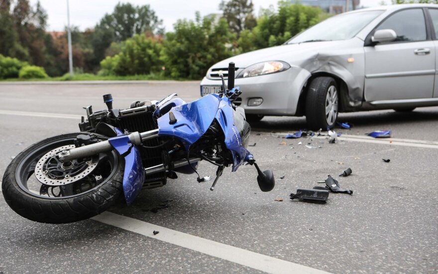 Dvigubos ištisinės linijos nepaisęs vairuotojas sužalojo motociklininką