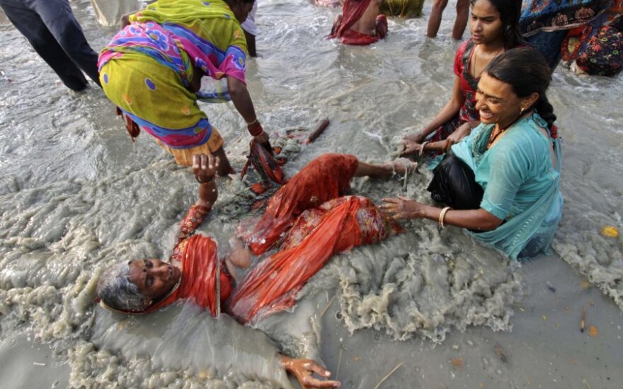 Milijonai hinduistų apsiplovimu Gangoje pradėjo didžiausią savo religinį susibūrimą