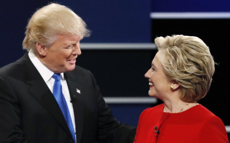 Apklausa: H. Clinton didina populiarumo persvarą prieš D. Trumpą