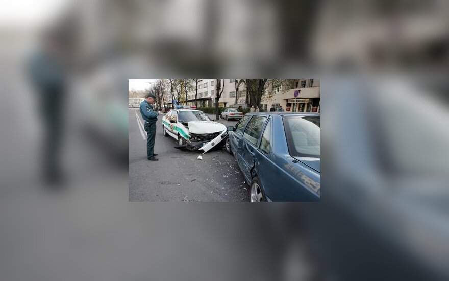 Kaune į avariją patekęs policijos automobilis