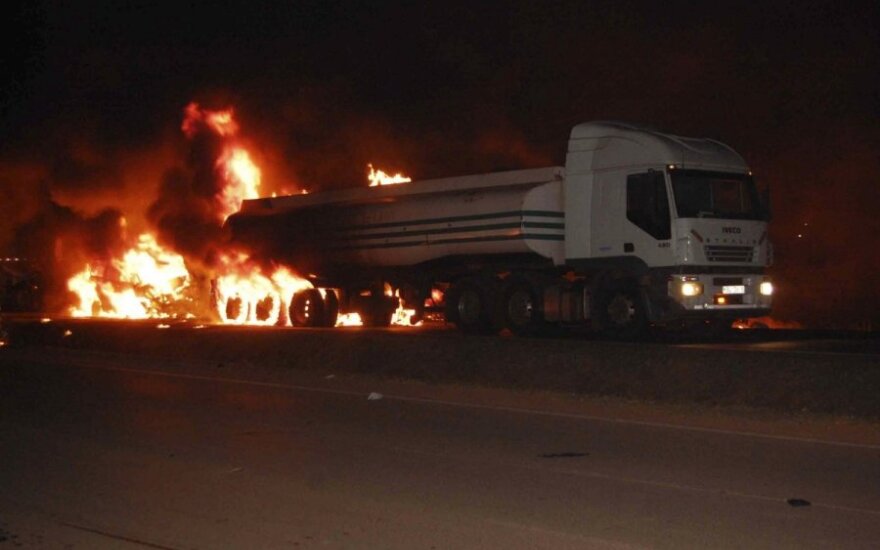 Ugandoje po benzinvežio avarijos degalus sėmę žmonės sudegė gyvi
