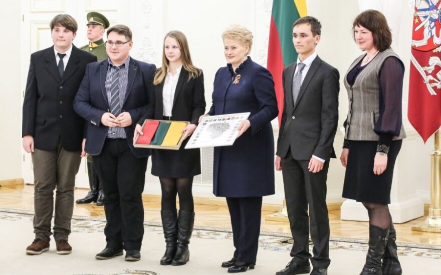 Dalia Grybauskaitė apdovanoja išradingiausiai Vasario 16-ąją šventusias bendruomenes