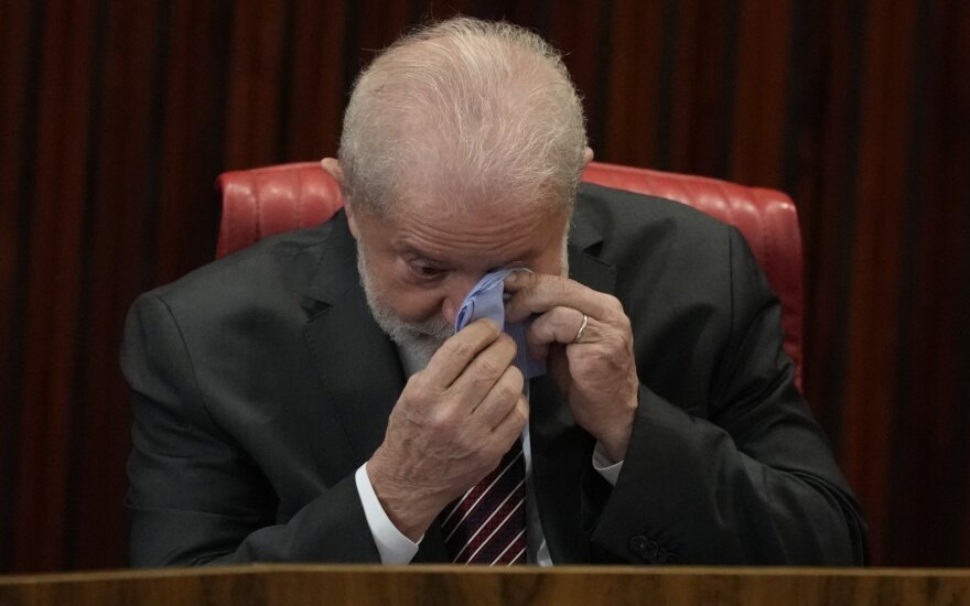 Lula da Silva per jo pergalės Brazilijos prezidento rinkimuose patvirtinimo ceremoniją nesulaikė ašarų
