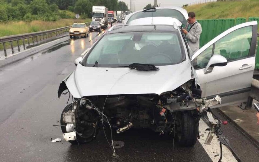 Dėl girto vairuotojo avarijos kelyje Kaunas-Vilnius susidarė spūstys