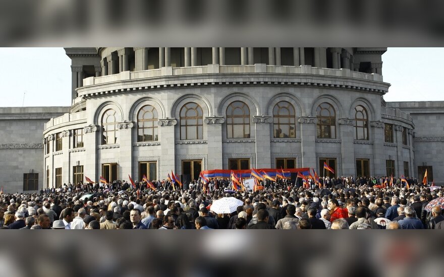 Armėnijoje tūkstančiai susirinko į demonstraciją sostinėje