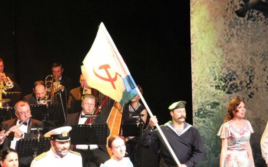 Klaipėdoje „Sevastopolio valso“ artistai mojavo vėliava, papuošta pjautuvu ir žvaigžde