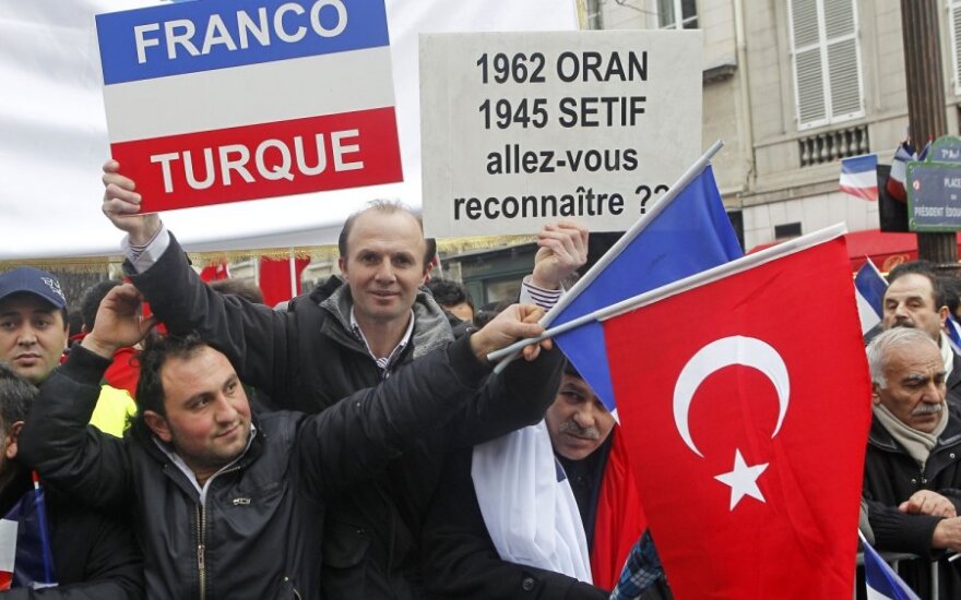 Turkija įšaldė santykius su Prancūzija, priėmus įstatymą, draudžiantį neigti armėnų genocidą