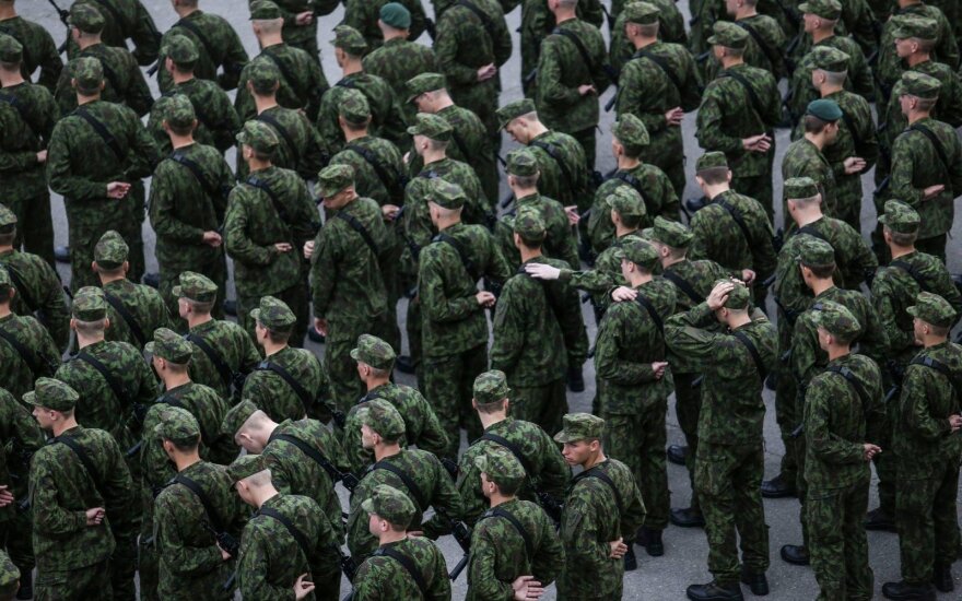 Minister of defence set to raise soldier wages by almost 30 pct within 4 years
