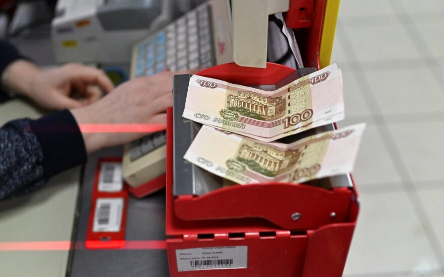 Analitikai: Rusijoje užsidarinėja valiutos keityklos – tai atskleidžia žiaurų Putino planą