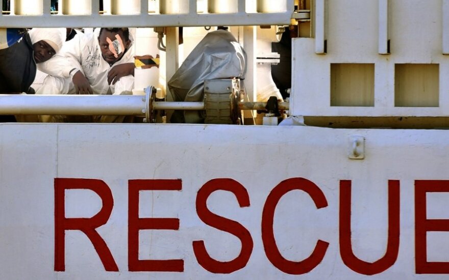 Viduržemio jūroje apvirto laivas su 700 žmonių, vyksta didžiulė gelbėjimo operacija