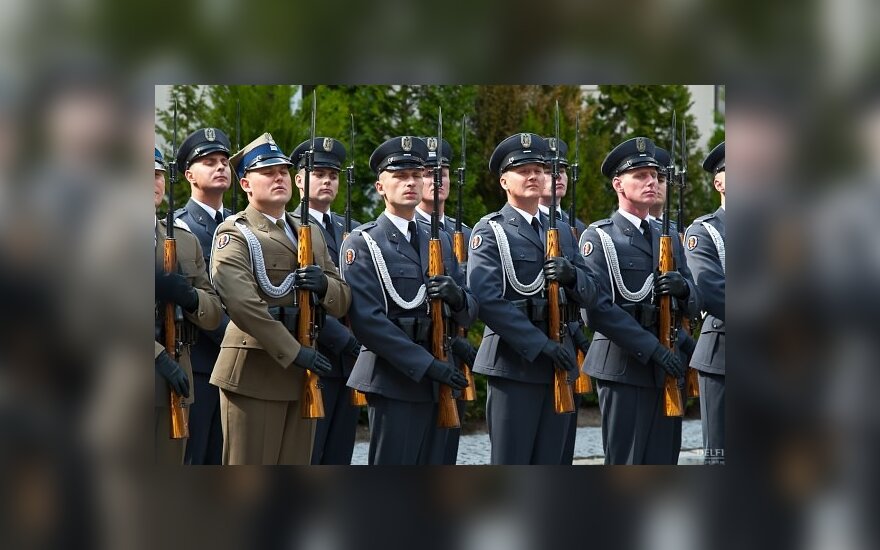 Lenkijos gyventojai labiausiai pasitiki kariais, kunigais ir policininkais