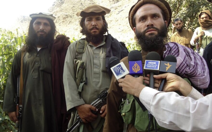 Vienas Talibano lyderių Dadullah (dešinėje)