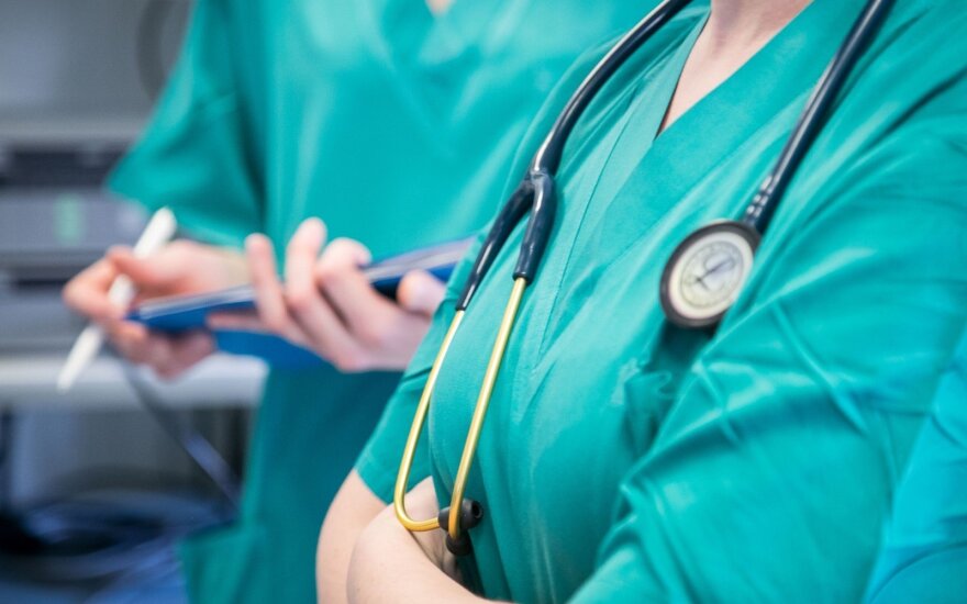 Gydytojai rezidentai pasijuto spaudžiami į kampą: jei situacija nesikeis, galvoja emigruoti