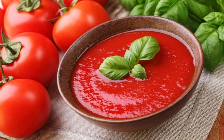Neskubėkite išmesti pernokusių pomidorų: jie puikiai tiks padažams ir sviesto pagardinimui