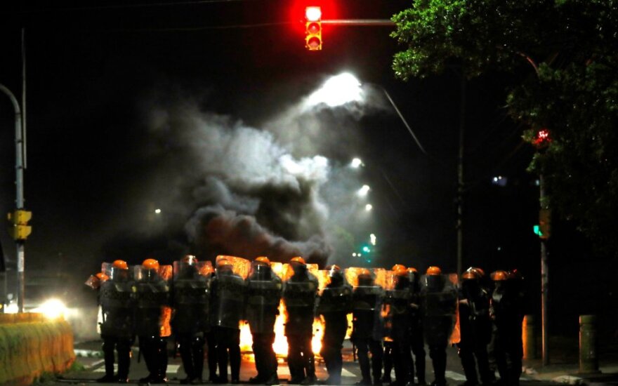 Brazilijoje policija panaudojo ašarines dujas per protestą po juodaodžio nužudymo