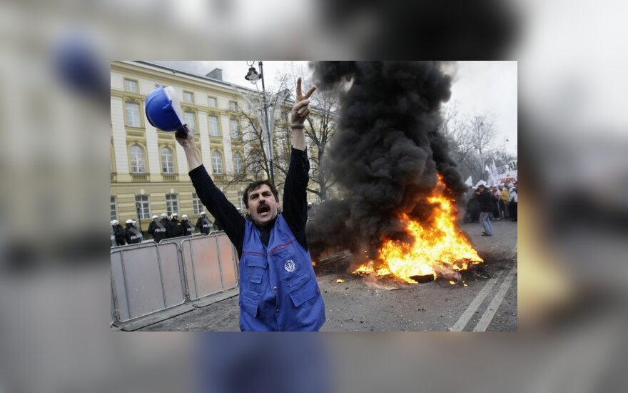 Padangas deginusią daugiatūkstantinę „Solidarumo“ demonstraciją Varšuvoje išvaikė šaltis