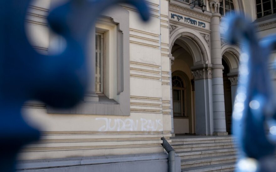 Ant sinagogos durų kiaulės ausis prikalusiam šilutiškiui prokurorė teismo prašo skirti 13 tūkst. Lt baudą