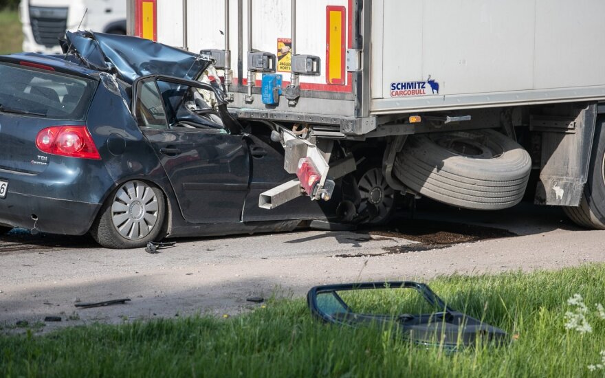 Vilniuje „VW Golf“ palindo po vilkiku: prispaustas vairuotojas žuvo įvykio vietoje