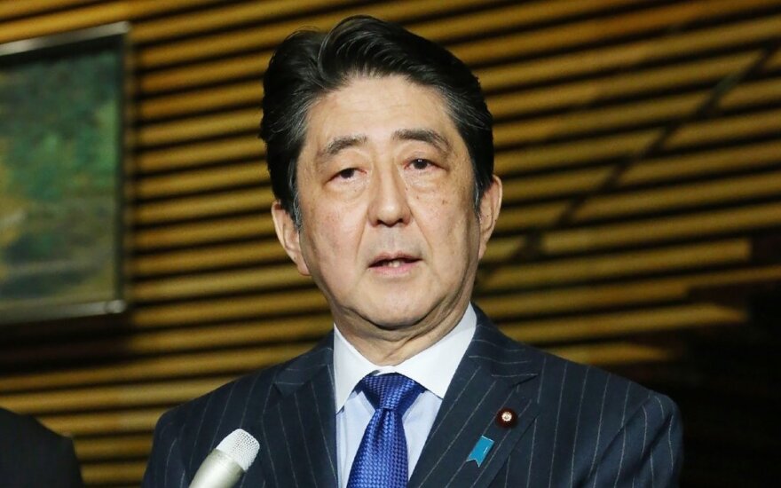 Japonijos lyderis baigė pirmą istorinio vizito dieną Havajuose