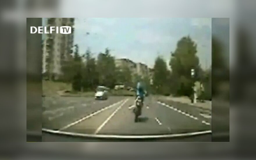 Pareigūnai bėglį motociklininką vijosi, kol šis nugriuvo